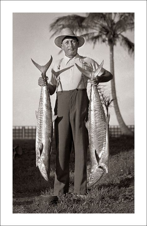 Northern Australia fisherman | An obviously successful fisherman in Northern Australia during the 1920's. Northern Australia, Old Man Face, Old Fisherman, Fishing Photos, Old Garage, Cycling Photos, Fish Drawings, Vintage Fishing, Antique Photos