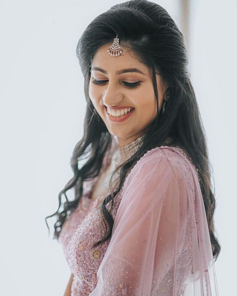 Haïr Style For Reception Bride, Hairstyle For Frock Indian, Front Hairstyle For Reception, Reception Hairstyle For Lehenga, Hair Styles For Reception On Lehenga, Front Hairstyle For Bride, Hairstyle For Reception Bridal, Side Partition Hairstyles Indian Wedding, Wedding Bride Makeup Natural