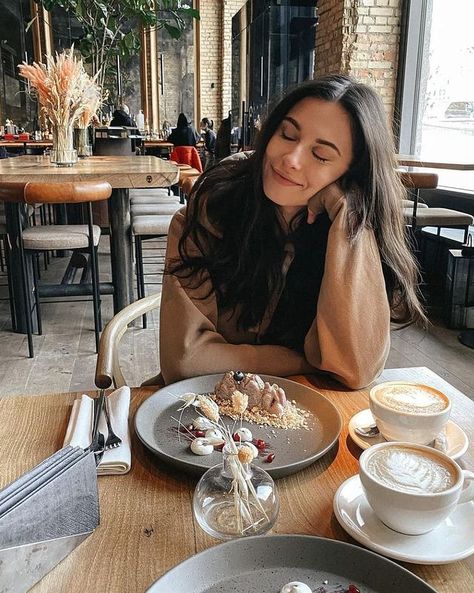 Pose In Cafe Shop, Photography Poses Cafe, Poses At A Cafe, Photoshoot Ideas At Cafe, Sitting Cafe Poses, Sitting In Restaurant Pose, Sitting Poses In Restaurant, Sitting Restaurant Pose, Poses In Restaurant For Women