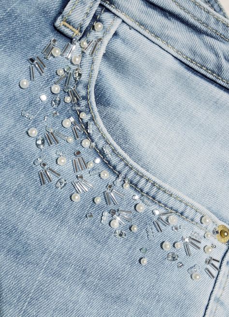 Beading On Jean Jackets, Jeans With Beads, Beaded Jeans Diy, Diy Jean Pockets Design, Beads On Jeans, Beads Jeans, Jeans With Jewels, Beaded Jean Jacket, Front Pocket Jeans