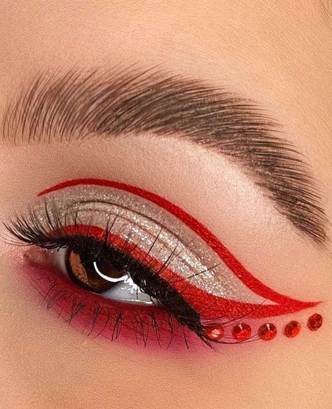 Maquillage Harley Quinn, Eye Makeup Trends, Red Eyeliner Makeup, Red Makeup Looks, Maquillage Yeux Cut Crease, Halloweenský Makeup, Maquillage On Fleek, Dag Make Up, Christmas Eye Makeup