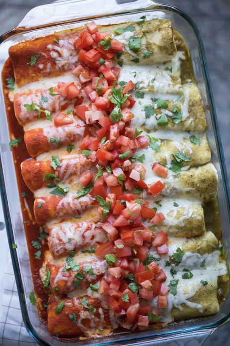 Red And Green Enchiladas, Enchiladas Video, Green Enchiladas, Dinner For One, Diner Recept, Mexican Dinner, Green Sauce, Enchilada Recipes, Mexican Dishes