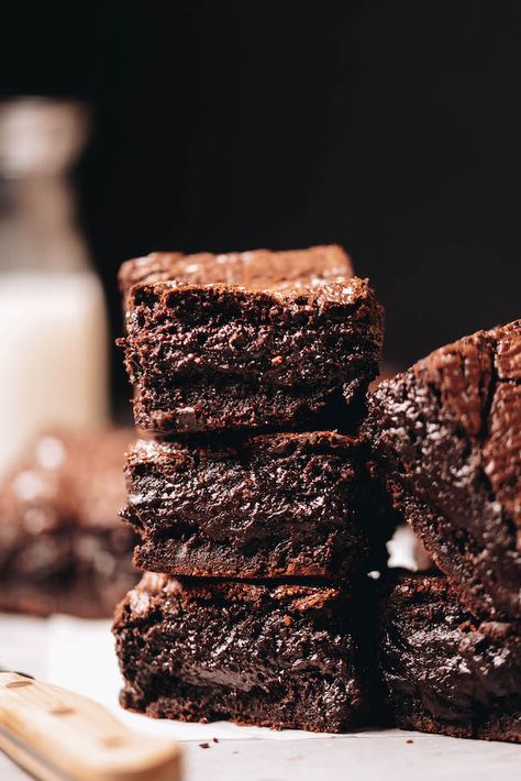 Thick and fudgy brownies that are easy to make in less than an hour! Crackly Top Brownies, Thick Brownies, Roasted Strawberry Cheesecake, Crinkle Top Brownies, Sourdough Brownies, Brownies Recipe Homemade, Homemade Sourdough, Bakers Gonna Bake, Chewy Brownies