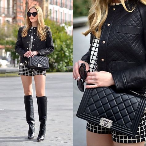 Chanel Boy Bag Outfit, Boy Bag Chanel, Mixing Prints Fashion, Chanel Le Boy, Boy Chanel, Bag Zara, Chanel Outfit, Zara Boots, Black And White Shorts