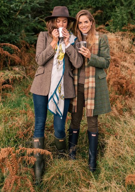 Scotland Womens Fashion, Scotland Photoshoot Outfit, Scotland Style Women, Womens Scottish Outfits, Scottish Inspired Fashion, English Womens Fashion, English Country Winter Outfits, Scottish Attire Women, Cotswold Outfit