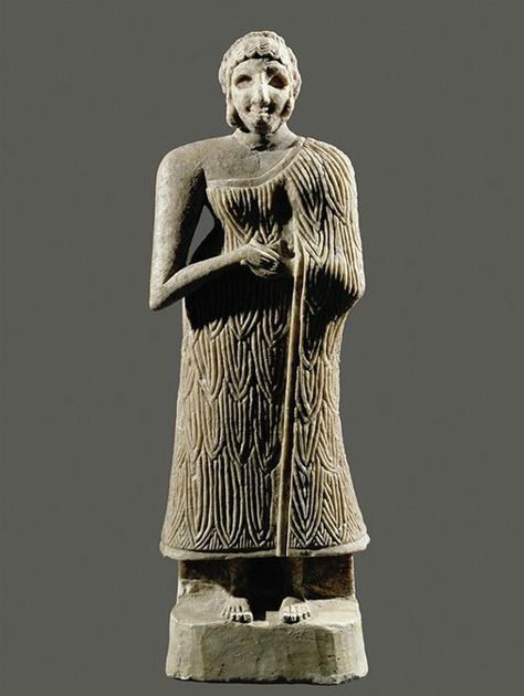 "Woman With Folded Hands" Mesopotamian, Sumerian, Early Dynastic c. 2650-2250 BCE woman wearing what both men and women wore, the Kaunakes garment in the form of a wrapped skirt. Her hair seems to be pulled into a Chignon held in place with a Fillet, and the date could possibly assume that she is wearing her hair confined in a net also. Ancient Sumer, Egyptian Drawings, Paris History, Book Costumes, Baghdad Iraq, Ancient Near East, Folded Hands, Ancient Statues, Ancient Mesopotamia