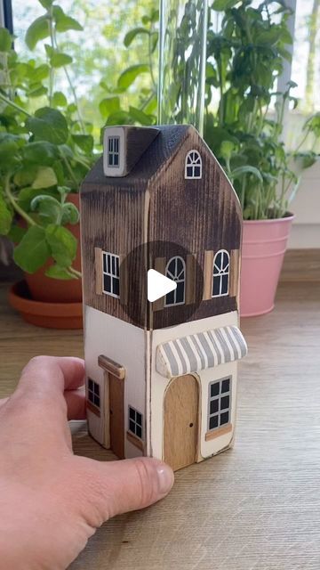 Small Wooden Blocks Craft Ideas, Mini Wood House, Mini Wooden Houses, Small Wooden Houses Craft Christmas, Mini Wood Houses Craft, Tiny Wooden House Craft, Driftwood Diy, Fairy House Crafts, Driftwood Art Diy