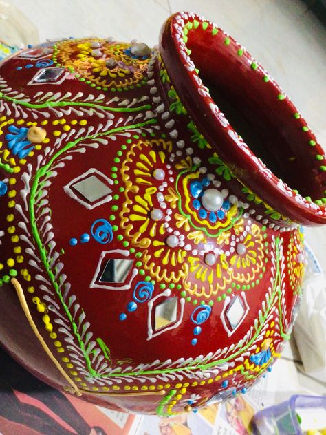 Decorated pot made with 3d liners Decorated Matki, Matka Painting Ideas Creative, Pot Decorating Ideas, Aipan Art, Thali Decoration, Pooja Thali, Pot Painting, Diwali Diya, Jute Crafts