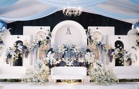 Wedding Decorations Indoor Indonesia, Pelaminan Modern Wedding, Moodboard Wedding Decoration, Pelamin Dewan Mewah, Dekor Wedding Minimalis, Pelamin Biru, Wedding Hall Decorations Simple, Dekorasi Wedding Simple, Dekor Pelaminan Modern