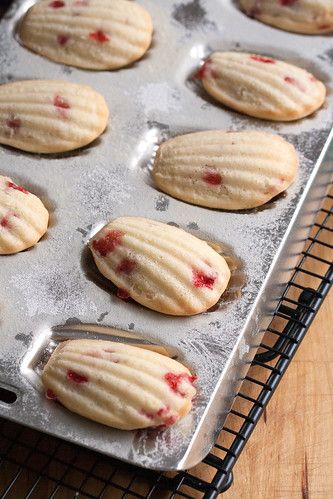 Madeline Cookies Recipe, Madelines Recipe, Lemon Madeleines, بيتي فور, Madeline Cookies, Madeleine Recipe, Madeleine Cookie, Strawberry Lemon, French Desserts