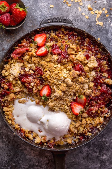 Strawberry Crisp Recipe, Blueberry Crisp Recipe, Oatmeal Crisp, Strawberry Crisp, Baker By Nature, Blueberry Crisp, Fruit Crisp, Summer Dessert Recipes, Easy Strawberry