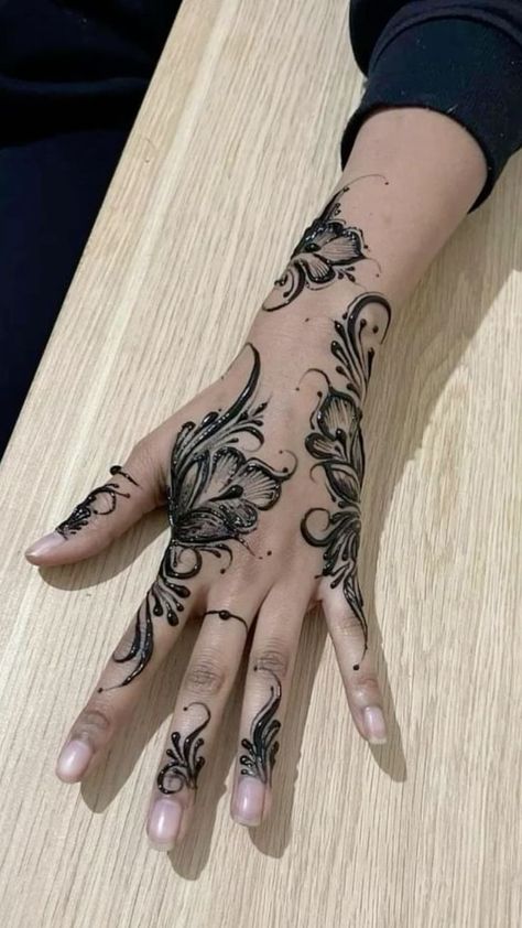 #henna #hennatattoo #hennadesign #hennainspiration #hennalove #hennalife #hennapattern #hennalook #hennalovers #hennainspo #hennatrend #hennalifestyle #hennalove #hennalookbook #hennalove #hennalove #hennalove Fall Henna, Khaleeji Henna Designs, Eid Henna Design, Khaleeji Henna, Cute Henna Designs, Cute Henna Tattoos, Henna Style Tattoos, Henna Inspo, Henna Nails