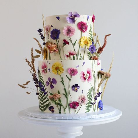 🌸🍰 Feast your eyes on this enchanting wildflower garden cake by @beth_haxby_cakes! 🌿  ✨ Featuring a beautiful blend of pressed edible flowers and dried flowers, this cake is almost too pretty to eat. Who else is in love with this floral masterpiece?   #WildflowerCake #EdibleArt #BethHaxbyCakes Persephone Wedding, Wildflower Cake, Edible Flowers Cake, Wedding Snacks, Garden Cakes, Homemade Frosting, Dream Wedding Cake, Floral Wedding Cakes, Simple Wedding Cake