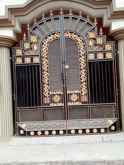 Main Gate Design Entrance, Main Grill Gate Design, Gate Design Entrance, Latest Gate Design, Antique Furniture Makeover, Steel Gates, Window Shadow, Home Gate Design, Gate Wall Design