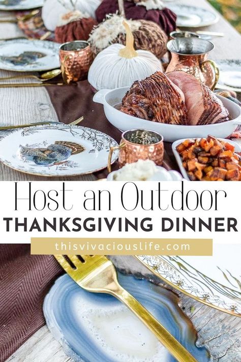 Thanksgiving Tablescapes Outdoor, Outdoor Thanksgiving Tablescapes, Thanksgiving Outside Table, Thanksgiving Outdoor Dinner Table, Backyard Thanksgiving Dinner, Outdoor Thanksgiving Dinner Party Ideas, Thanksgiving In The Woods, Thanksgiving Buffet Setup, Thanksgiving Buffet Setup Ideas