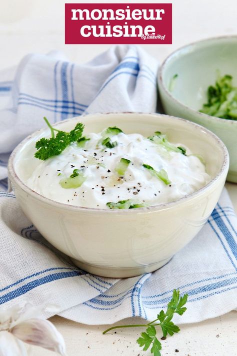 So machst du Zaziki schnell in deinem Monsieur Cuisine! Einfaches Rezept mit Joghurt, Gurke, Knoblauch und Zitrone als Dip für Brot und Gemüse. Thermomix Recipes, Aioli, Kitchen Stuff, Wonton Soup, Feta Cheese, Cheeseburger Chowder, New Recipes, Pesto, Feta