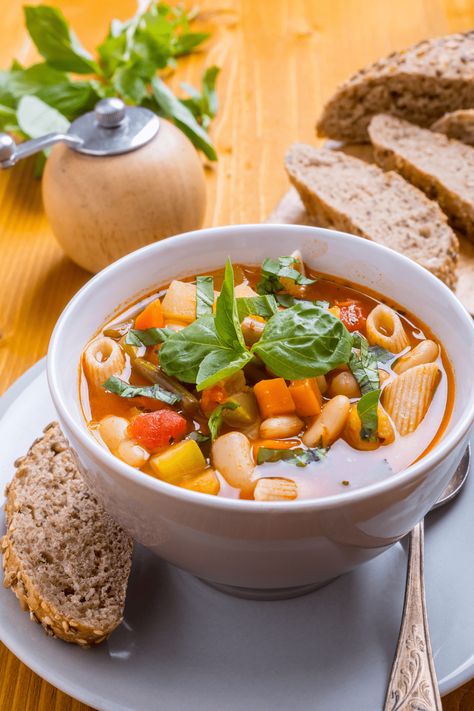 These easy Italian soup recipes are the perfect way to warm up! From gnocchi to minestrone to pasta fagioli, get a taste of Italy with these authentic soups. Sopa Toscana, Sopa Minestrone, Summer Soup Recipes, Italian Soup Recipes, Tuscan Soup, Minestrone Soup Recipe, Summer Soup, Italian Soup, Minestrone Soup