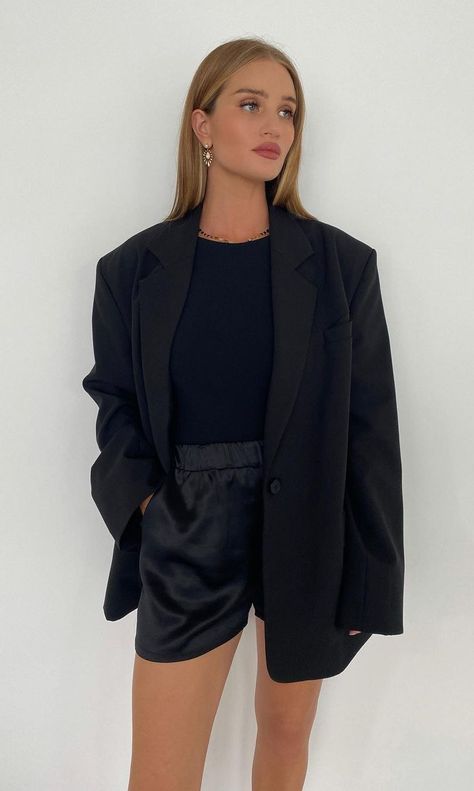 Silk Shorts Outfit, Blazer E Short, Rosie Huntington Whiteley Style, Black Leather Shorts, Autumn Trends, Rosie Huntington, Casual Chique, Quick Outfits, Huntington Whiteley