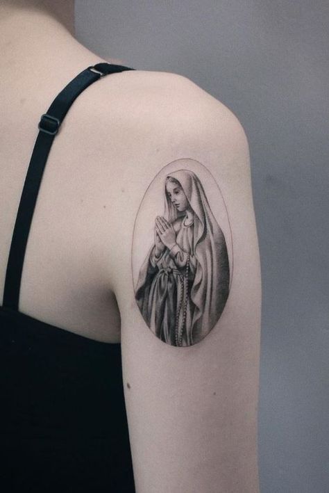 Catholic Mary tattoos with an explanation of their meanings: 50+ ideas in different styles with various elements for every taste. Bonus: the most popular tattoo spots. Mother Mary Tattoos, Black And Grey Tattoos For Men, Black And Grey Tattoos Sleeve, Mangas Tattoo, Virgin Mary Tattoo, Sanskrit Tattoo, Mary Tattoo, Buddha Tattoos, Religious Tattoo