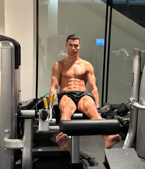 Cristiano Ronaldo Cristiano Ronaldo Body, Christmas Workout, Uefa European Championship, Ronaldo Pictures, Cristino Ronaldo, Cristiano Ronaldo Wallpapers, Good Soccer Players, Cristiano Ronaldo 7, Leg Press