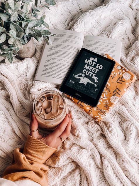 Kindle Photography Instagram, Kindle Pictures Instagram, Kindle Bookstagram Ideas, Simple Book Photography, Kindle Photography Ideas, Book Flatlay Aesthetic, Book Instagram Pictures, Bookstagram Photo Ideas, Book Pictures Instagram