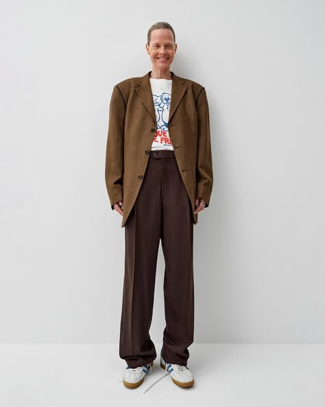 drop ‚MOTHER‘ available on bettter.us Outfits With Brown Jacket Winter, Coffee Brown Pants Outfit, Brown Jeans Outfit Winter, Brown Jeans Outfit Women, Outfit Brown Pants, How To Style Brown Pants, Brown Jeans Outfit, Brown Dresses Outfit, Brown Jacket Outfit