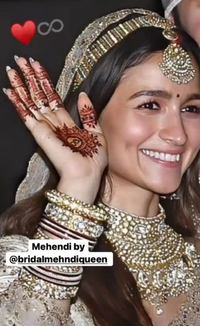 Alia Bhat Mehandi, Alia Bhatt Henna, Mehandi Outfits, Mehandi Designs Easy, Selena Gomez Hair, Rajputi Jewellery, Bride Dress Simple, Modern Henna Designs, Mehndi Design Pictures