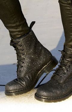 glitter Men Doc Martens, Glitter Doc Martens, Martens Outfit, Doc Martens Outfit, Mode Shoes, Glitter Boots, Boating Outfit, Glitter Eyeshadow, Shoe Closet