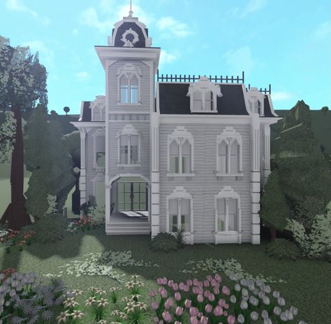 Mini Bloxburg House Exterior, Bloxburg House Reference, Bloxburg Old House Ideas, Fall House Interior, Realistic Bloxburg House Interior, Vintage Bloxburg House, Realistic Bloxburg House Exterior, Realistic Bloxburg House, Bloxburg House Interior