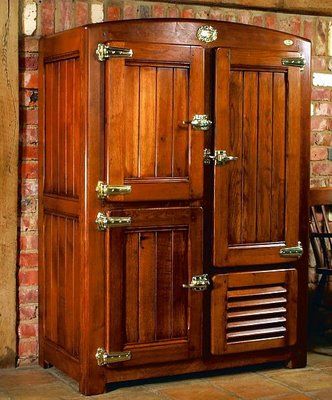 modern fridge fashioned after an antique ice box would be so cool in a rustic retreat... Refrigerator Nook, 1929 Kitchen, Antique Refrigerator, Whiskey Bars, Antique Appliances, Luxury Refrigerator, Modern Fridge, Antique Ice Box, Manly Decor