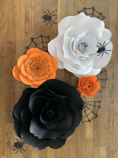 Halloween Paper Flowers, Fall Paper Flowers, Paper Halloween Decorations, Colour Paper Flowers, Halloween Stencils, Halloween Paper Crafts, Halloween Backdrop, Fleurs Diy, Halloween Flowers