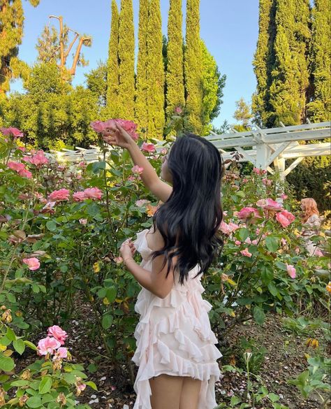 Girly Shooting Photo Ideas, Tammy Core, Rose Garden Pictures, Insta Photos With Flowers, Garden Insta Pics, Flower Insta Pics, Garden Instagram Pictures, Garden Poses, Rose Garden Photoshoot