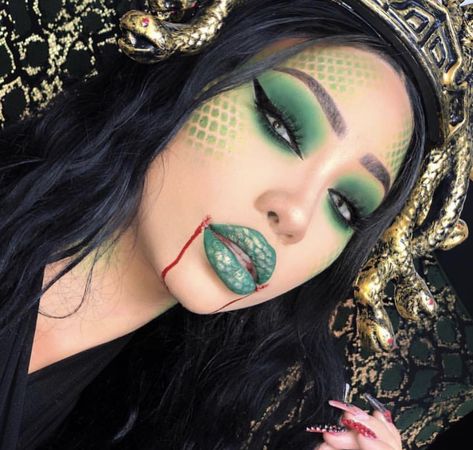 Snake Makeup, Maquillage Harry Potter, Melly Sanchez, Medusa Halloween Costume, Medusa Makeup, Dragon Makeup, Brown Matte Lipstick, Medusa Costume, Creepy Halloween Makeup