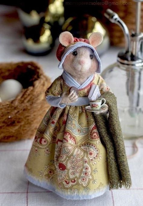 Mouse Crafts, Felt Mouse, Needle Felting Projects, Felting Tutorials, Cute Mouse, Needle Felted Animals, Felt Dolls, Felt Toys, Animal Dolls