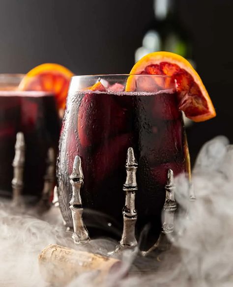 halloween sangria with dry ice Persimmon Jelly Recipe, Orange Sangria Recipes, Halloween Sangria, Blood Orange Sangria, Halloween Party Punch, Red Wine Cocktails, Halloween Alcohol, Halloween Punch Recipes, Warm Winter Drinks