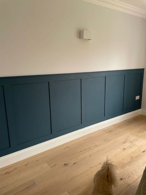 Diy Wall Paneling, Lambriseringen Gang, Hallway Panelling, Paneling Makeover, Living Room Panelling, Koti Diy, Wall Paneling Diy, Hallway Designs, Wall Panelling