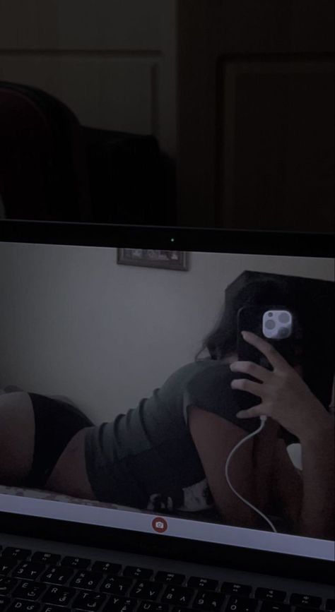 Fake Instagram Girlfriend, Fake Pictures For Girlfriend, Arch Photos Snap, Girl Selfi Miror, Back Arching Pose Snap, Arch Mirror Pic, Arch Latina, Mirror Arch Pics, Back Arching Pose Mirror