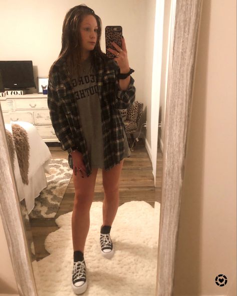 Oversized Flannel With Shorts, Flannel And Tshirt Outfits, Flannels Outfit, Shorts And Flannel Outfit, Flannel With Shorts, Comfy Flannel Outfit, Oversized Flannel Outfits, Cute Flannel Outfits, Flannel Outfit