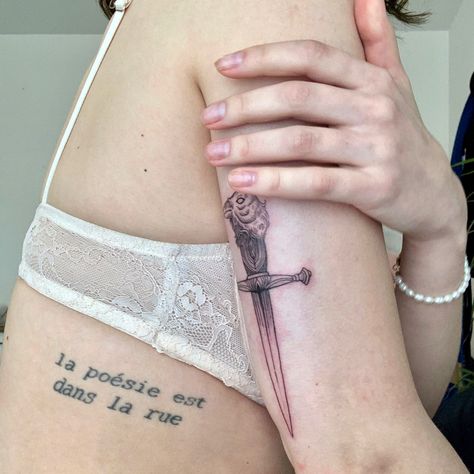 Tattoo on woman‘s back of upper arm with a knife and a crow head as the handle Inej Ghafa Tattoo Ideas, Inej Ghafa Tattoo, Grishaverse Tattoo Ideas, Kaz Brekker Tattoo, Six Of Crows Tattoo Ideas, Grishaverse Tattoo, Shadow And Bone Tattoo, Six Of Crows Tattoo, Crows Shadow And Bone