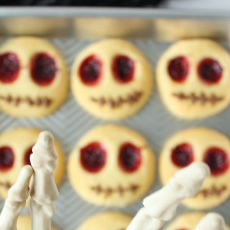 𝗘𝗹𝗲𝗻𝗮 | 𝗝𝘂𝘀𝘁 𝗺𝗲, 𝗷𝘂𝘀𝘁 𝗯𝗮𝗸𝗶𝗻𝗴 on Instagram: "Did you say something? 🤐 Hahaha I had to bake these when I saw them around! Thumb print cookies have never been so popular 😁 Filled with my mother in law’s raspberry jam, and decorated with milk chocolate. Thumb print cookies are so easy to make and they freeze perfectly fine. Raise your hand if you want me to share the recipe I use 🙋🏻‍♀️ UPDATE - the recipe is out now 🙌🏻 just check the newer post with thumbprint cookies on my feed or check the Halloween highlights if you dare.. 👻 #halloweencookies #syltkakor #thumbprintcookies #raspberryjam #hallongrottor #biscottidecorati #biscottini #biscottifattiincasa #kakor #halloweencountdown #halloweentown #instahalloween #halloweeniseveryday #halloweenislife #halloweenforever Halloween Butter Cookies, Halloween Thumbprint Cookies, Vampire Cookies, Halloween Highlights, Skeleton Cookies, Bats Cookies, Skull Cookies, Raspberry Cookies, Thumb Print