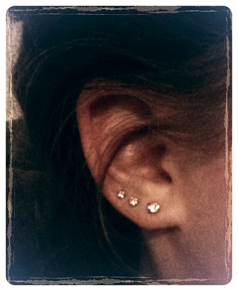 Triple piercing...this is all I want..maybe 4.. Triple Ear Piercing, 3 Ear Piercings, Triple Piercing, Piercing Face, Second Ear Piercing, Ear Piercing Ideas, Ear Peircings, Ear Lobe Piercings, Faux Piercing