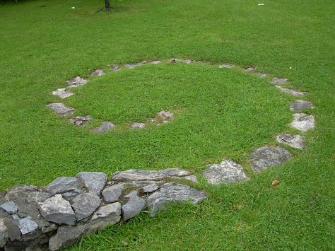 Shell Garden, Labyrinth Garden, Garden Japanese, Labyrinth Design, Woodland Cottage, Celtic Symbol, Gardening Inspiration, Rock Garden Design, Witch Garden