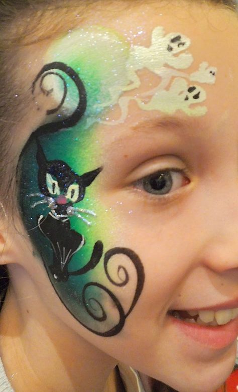 halloween black cat Halloween Tårta, Kitty Cat Face Makeup Kids, Black Cat Face Paint, Cat Facepainting Simple, Cat Face For Halloween Make Up, How To Paint A Cat Face For Halloween, Cat Face Makeup, Face Painting Halloween Kids, Halloween Face Paint Designs