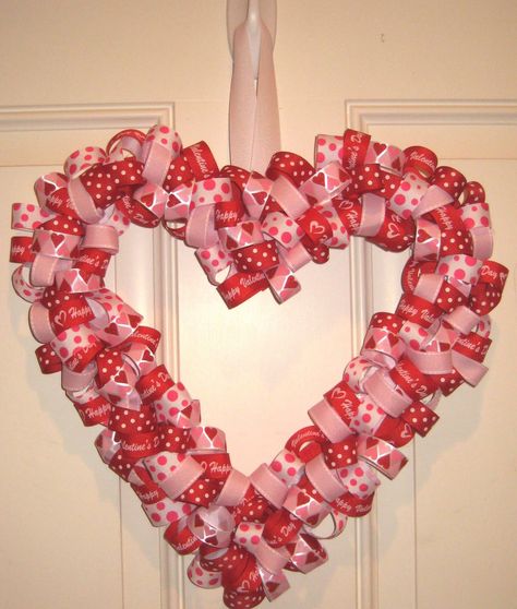 Valentine's Heart Wreath Made From Ribbon Valentine Ribbon, Saint Valentin Diy, Diy Valentines Day Wreath, Valentines Bricolage, Valentine Wreaths, Ribbon Heart, Happy Hearts Day, Valentine's Ideas, Valentines Day Food