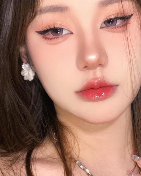 Busher Highlighter makeup tutorial Peach Makeup Look, Layout Makeup, Makeup Ala Korea, Makeup Asia, Makeup Layout, Makeup Ulzzang, Face Contouring Makeup, Mekap Mata, Korean Makeup Look