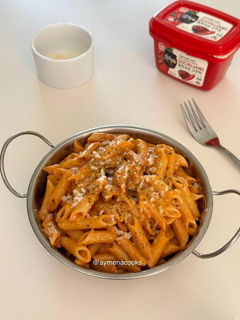 gochujang pasta Gochujang Pasta, Cheesy Pasta Recipes, Pasta Lunch, Gochujang Sauce, Easy Meals For College Students, Recipes Lunch, Creamy Mac And Cheese, Pasta Ingredients, Sweet Heat