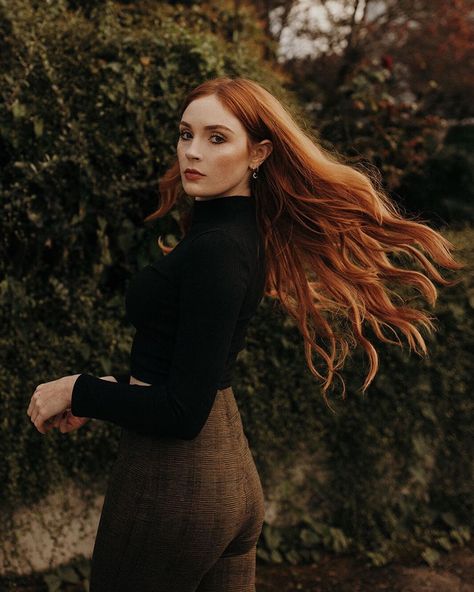 Danielle Perry, Autumn Photography Portrait, Danielle Victoria, Outdoor Portrait Photography, Fall Portraits, Redhead Models, Ginger Women, Beautiful Red Hair, Ginger Girls