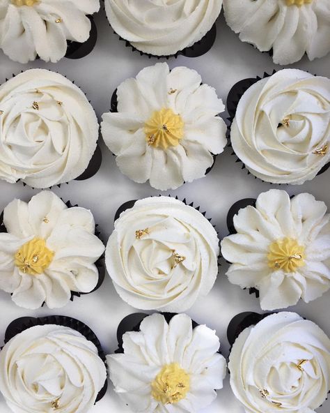 Daisy Theme Party Decorations, Daisy Bridal Shower Theme, Daisy Dessert Table, Daisy Baby Shower Ideas, Daisy Themed Baby Shower Ideas, Daisy Baby Shower Theme, Cupcake Centerpieces, Daisy Cupcakes, Spring Birthday Party