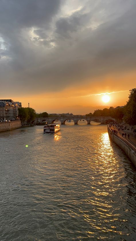 Paris Seine Aesthetic, Paris Sunset Wallpaper, Seine River Aesthetic, Sunrise Paris, 2024 Mindset, Sunset Paris, Paris Sunset, Beach Sunset Photography, Paris Life