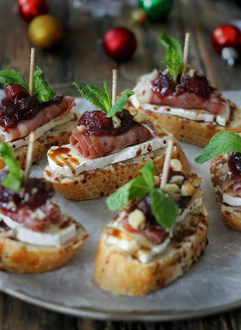 Prosciutto Crostini, Cranberry Brie, Fest Mad, Appetizer Bites, Xmas Food, Christmas Party Food, Balsamic Glaze, Idee Pasto Sano, Party Food Appetizers